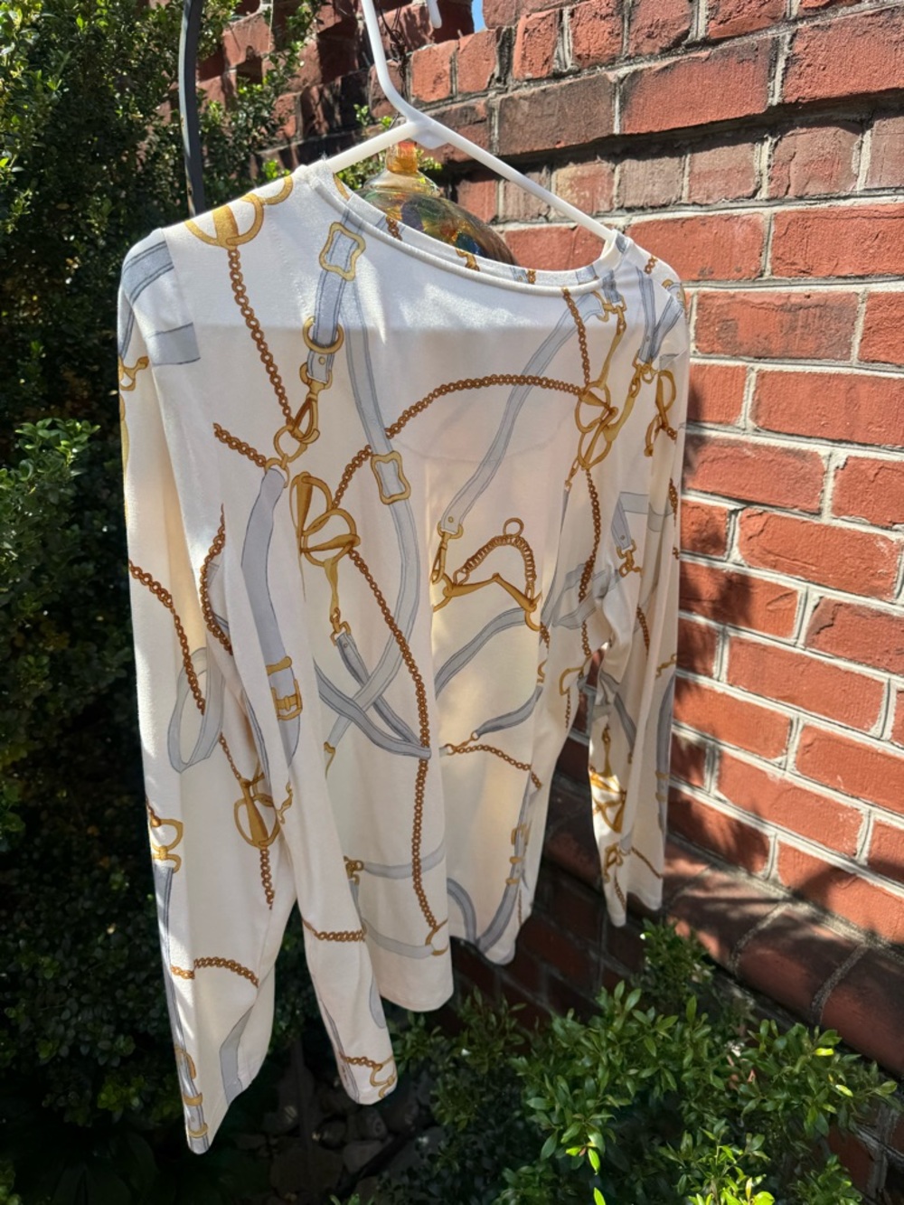 Chico's Cream Long Sleeve Top with Gold Chain & Gray Belt Print